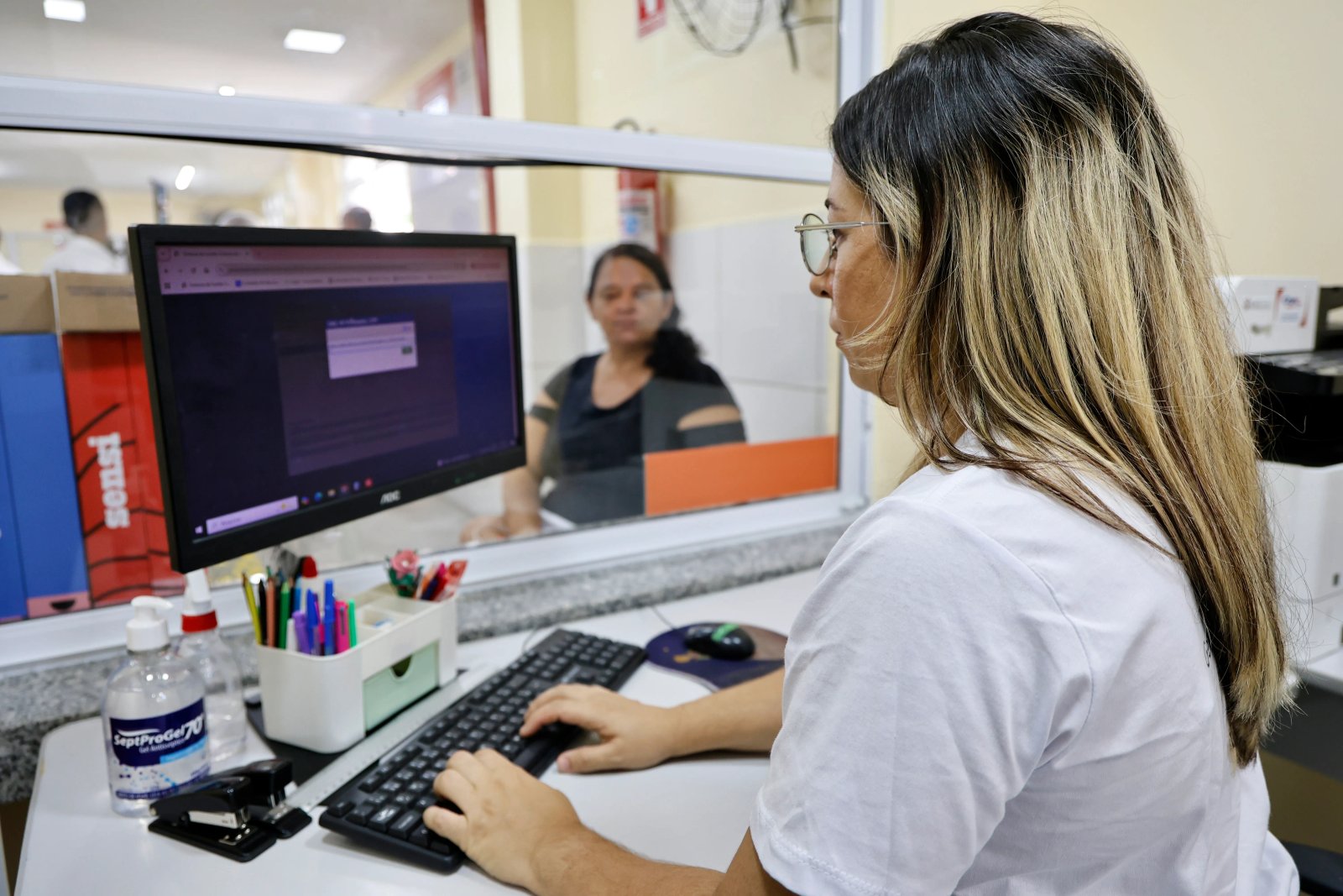 atendente no posto de recepção do Caps